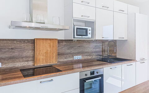 E Follicie: Countertop, Küche, Cabinetry, Flooring, Küchengerät, Holz, Interior Design, Major Appliance, Fussboden, Zuhause