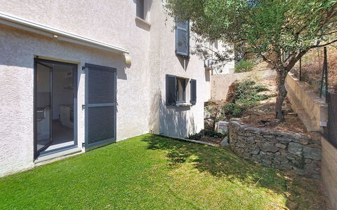 E Follicie: Wand, Wohngebiet, Zuhause, Garten, Hinterhof, Garten, Beton, Estate, Landscaping, Rasen