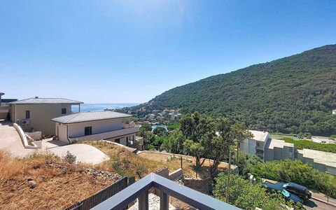 E Follicie: Wohngebiet, Hügel, Dach, Zuhause, Bergstation, Vorort, Estate, Balkon, Grat, Bergdorf