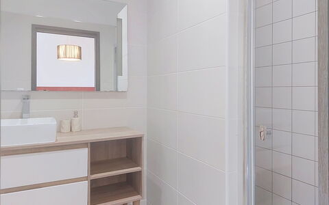 E Follicie: Flooring, Wand, Fussboden, Interior Design, Armatur, Badezimmerschrank, Badezimmer, Spiegel, Bad Sink, Installation