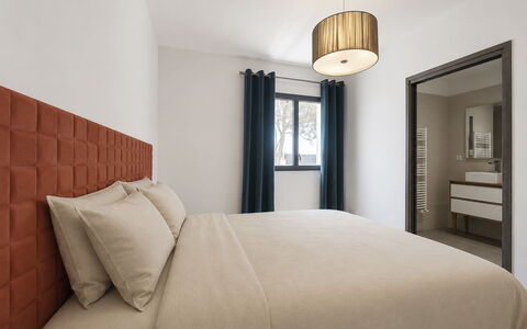 E Follicie: Möbel, Bett, Interior Design, Schlafzimmer, Wand, Flooring, Fussboden, Bedding, Holz, Linens