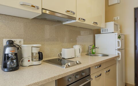 Patti: Küchengerät, Countertop, Cabinetry, Major Appliance, Küche, Interior Design, Kleingeräte, Möbel, Flooring, Sinken