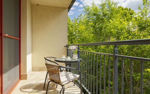 Patti: Möbel, Stuhl, Holzbeize, Balkon, Gartenmöbel, Hartholz, Geländer, Küche & Esszimmer Tisch, Zimmerpflanze, Eco Hotel