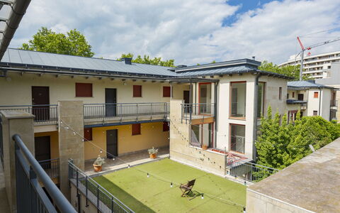Patti: Wohngebiet, Zuhause, Tür, Wohnung, Treppe, Estate, Hof, Garten, Balkon, Geländer