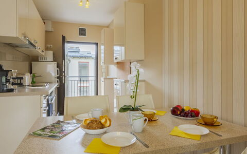 Patti: Interior Design, Countertop, Holz, Flooring, Küchengerät, Küche, Möbel, Fussboden, Major Appliance, Zimmer