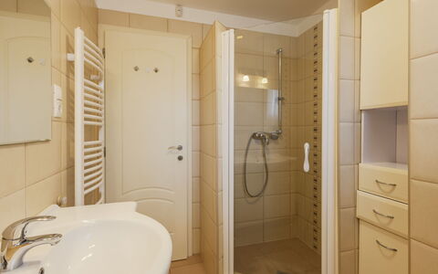 Patti: Flooring, Fussboden, Armatur, Interior Design, Holz, Badezimmer, Zimmer, Bad Sink, Installation, Sinken