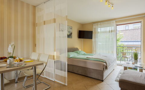 Patti: Interior Design, Möbel, Fussboden, Flooring, Zimmer, Decke, Beleuchtung, Bett, Schlafzimmer, Kissen
