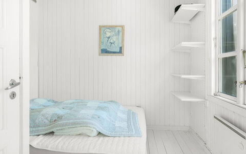 Inan - 800M from the Sea: Holz, Flooring, Fussboden, Interior Design, Decke, Schlafzimmer, Zimmer, Zuhause, Bett, Bedding