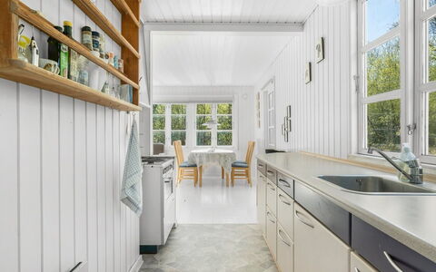 Inan - 800M from the Sea: Flooring, Holz, Küche, Interior Design, Fussboden, Decke, Zuhause, Countertop, Holzboden, Cabinetry