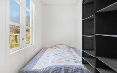 Inan - 800M from the Sea: Holz, Fussboden, Schlafzimmer, Flooring, Bett, Zimmer, Bettdecke, Bedding, Bettrahmen, Wohnheim