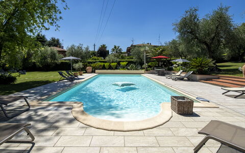 Villa El Perlè, Padenghe sul Garda: Schwimmbad, Resort, Garten, Eco Hotel, Schatten, Hazienda, Landscaping, Gartenmöbel, Water Feature, Estate