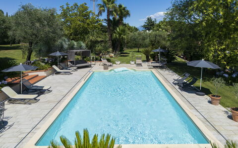 Villa El Perlè, Padenghe sul Garda: Schwimmbad, Wasser, Gartenmöbel, Resort, Sonnenliege, Regenschirm, Möbel, Thermae, Eco Hotel, Water Feature