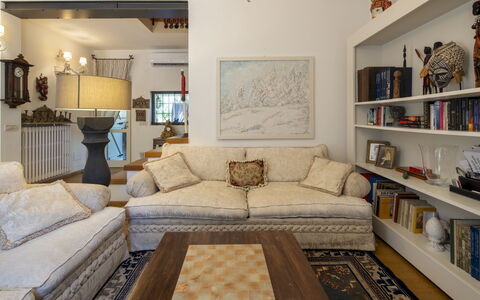 Villa El Perlè, Padenghe sul Garda: Möbel, Interior Design, Couch, Flooring, Wand, Fussboden, Holz, Wohnzimmer, Zimmer, Decke