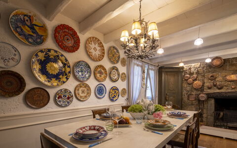 Villa El Perlè, Padenghe sul Garda: Möbel, Interior Design, Decke, Tabelle, Geschirr, Esszimmer, Porzellan, Beleuchtung, Light Fixture, Servierware