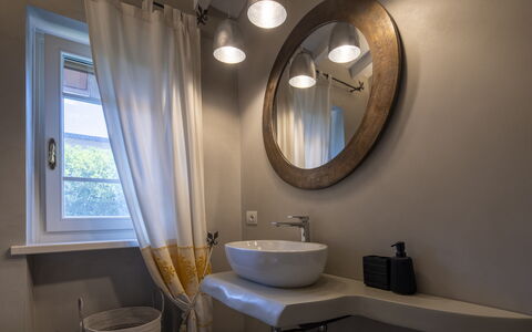 Villa El Perlè, Padenghe sul Garda: Interior Design, Flooring, Beleuchtung, Fussboden, Zuhause, Armatur, Light Fixture, Zimmer, Spiegel, Badezimmer