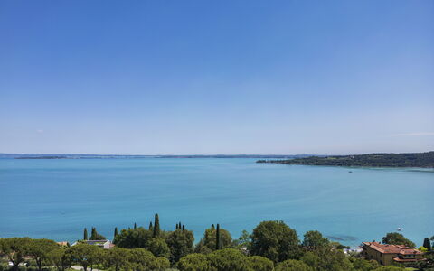 Villa El Perlè, Padenghe sul Garda: Blau, Wasser, Gewässer, Daytime, Horizont, Küsten Und Ozeanische Forms, Meer, Sommer, Ozean, Küste