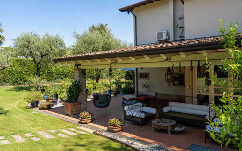 Villa El Perlè, Padenghe sul Garda: Möbel, Garten, Zuhause, Blumentopf, Veranda, Outdoor Struktur, Schatten, Hinterhof, Estate