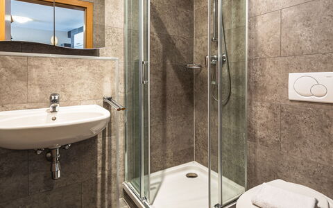 Zell am See 79: Wand, Flooring, Fussboden, Interior Design, Armatur, Badezimmer, Zimmer, Sinken, Installation, Zapfhahn
