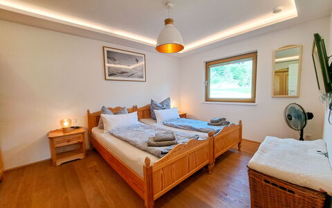 Achenkirch 622: Holz, Interior Design, Möbel, Bett, Fussboden, Schlafzimmer, Flooring, Zuhause, Zimmer, Decke