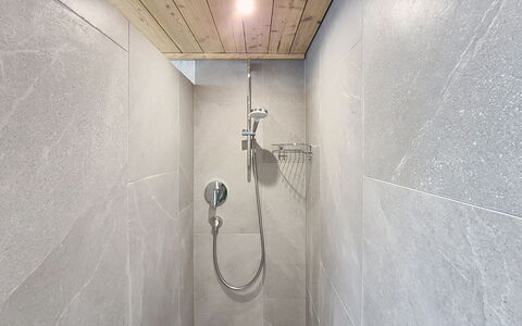 Ferienhaus Dinkl: Flooring, Fussboden, Armatur, Decke, Duschkopf, Fliese, Badezimmer, Installation, Dusche