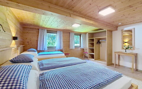 Ferienhaus Dinkl: Zuhause, Hütte, Schlafzimmer, Decke, Bett, Eco Hotel, Hartholz, Hotel, Holzbeize, Bedding