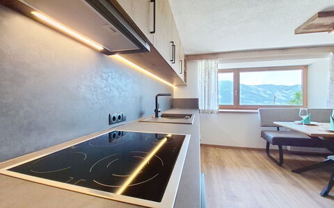 Ferienhaus Dinkl: Interior Design, Flooring, Decke, Küche, Countertop, Light Fixture, Beleuchtung, Zimmer, Fussboden, Zuhause