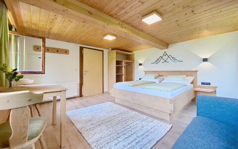 Ferienhaus Dinkl: Decke, Flooring, Interior Design, Zimmer, Schlafzimmer, Holzboden, Hotel, Hartholz, Suite, Holzbeize