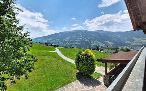 Ferienhaus Dinkl: Bergforms, Hügel, Berg, Hochland, Landschaft, Gebirge, Grundstueck, Bergstation, Rasen, Senke
