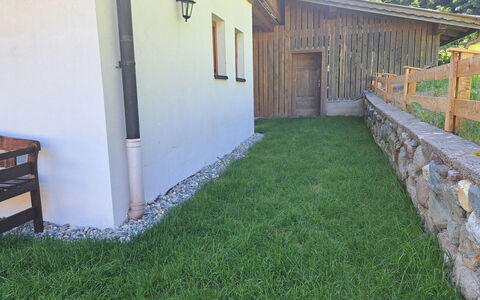 Grub: Rasen, Garten, Hinterhof, Garten, Landscaping, Kunstrasen, Walkway, Hof, Bauernhaus