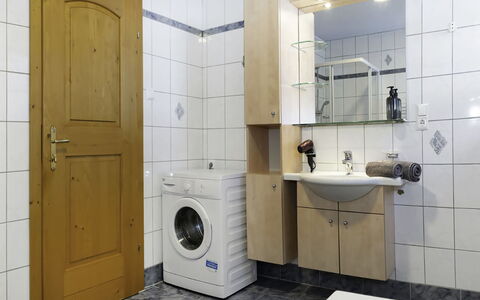 Grub: Armatur, Flooring, Sinken, Fussboden, Bad Sink, Holz, Interior Design, Waschmaschine, Badezimmer, Zapfhahn