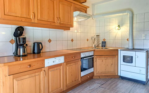Grub: Küche, Cabinetry, Küchengerät, Countertop, Flooring, Major Appliance, Interior Design, Holz, Möbel, Fussboden