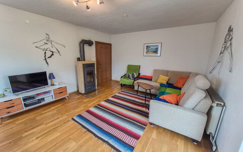 Haus Valentin: Möbel, Flooring, Fussboden, Interior Design, Holz, Couch, Zimmer, Wohnzimmer, Holzboden, Beleuchtung