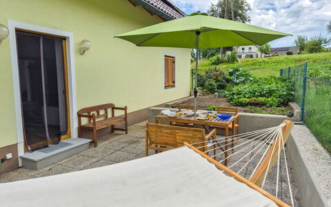 Haus Valentin: Möbel, Gartenmöbel, Stuhl, Flooring, Tabelle, Schatten, Blumentopf, Garten, Tisch Im Freien, Regenschirm