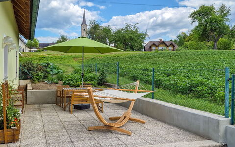 Haus Valentin: Möbel, Gartenmöbel, Stuhl, Garten, Tisch Im Freien, Schatten, Blumentopf, Hinterhof, Garten, Landscaping
