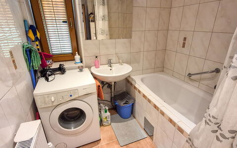 Haus Valentin: Waschmaschine, Armatur, Badezimmer, Flooring, Fussboden, Wäschekammer, Wäschetrockner, Interior Design, Zapfhahn, Installation