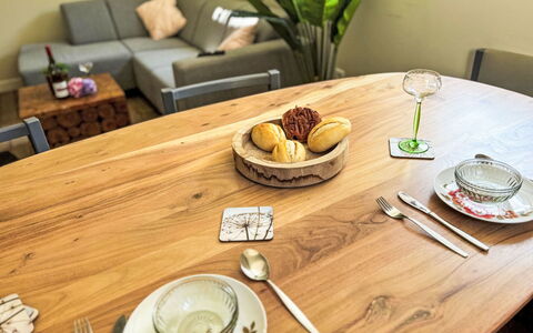 Eifelhuis im Salmtal: Möbel, Geschirr, Tabelle, Essen, Servierware, Dishware, Teller, Küche & Esszimmer Tisch, Esszimmer, Stuhl