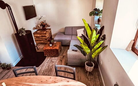 Eifelhuis im Salmtal: Möbel, Interior Design, Flooring, Holz, Couch, Fussboden, Wohnzimmer, Zimmer, Tabelle, Zuhause