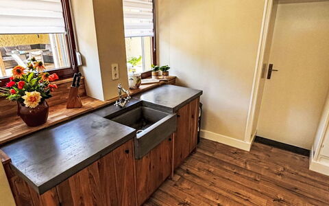 Eifelhuis im Salmtal: Flooring, Holz, Holzboden, Countertop, Fussboden, Cabinetry, Küche, Spüle, Möbel, Interior Design