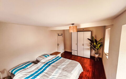 Eifelhuis im Salmtal: Möbel, Interior Design, Bett, Fussboden, Flooring, Wand, Schlafzimmer, Zimmer, Holz, Decke