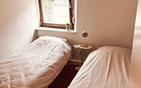 Eifelhuis im Salmtal: Bett, Schlafzimmer, Fussboden, Wand, Bettdecke, Holz, Bedding, Flooring, Linens, Interior Design