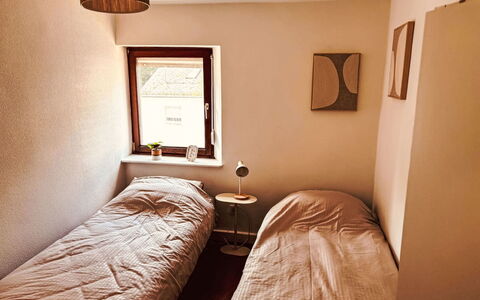 Eifelhuis im Salmtal: Wand, Bett, Schlafzimmer, Fussboden, Holz, Bettdecke, Flooring, Interior Design, Bedding, Möbel
