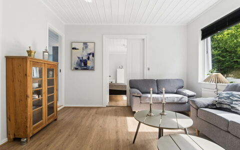 Görel - 250M from the Sea: Flooring, Holzboden, Fussboden, Interior Design, Möbel, Holz, Laminatboden, Wohnzimmer, Couch, Decke