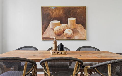 Görel - 250M from the Sea: Möbel, Holz, Tabelle, Interior Design, Esszimmer, Küche & Esszimmer Tisch, Stuhl, Bilderrahmen, Zimmer, Natürliches Material