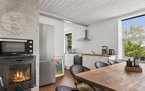 Görel - 250M from the Sea: Holz, Haushaltsgerät, Interior Design, Decke, Küchengerät, Küche, Flooring, Möbel, Beleuchtung, Herd