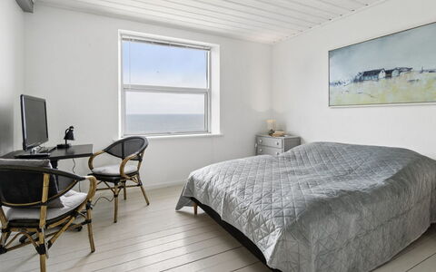 Görel - 250M from the Sea: Schlafzimmer, Bett, Fussboden, Flooring, Bettdecke, Bedding, Holz, Interior Design, Möbel, Decke