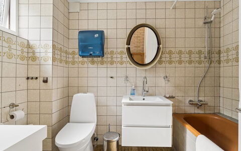 Görel - 250M from the Sea: Toilleten Sitz, Badezimmer, Toilette, Armatur, Flooring, Fussboden, Interior Design, Installation, Fliese, Sinken
