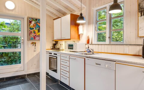 Unto - 6Km from the Sea: Holz, Flooring, Küche, Interior Design, Fussboden, Major Appliance, Decke, Zuhause, Küchengerät, Countertop