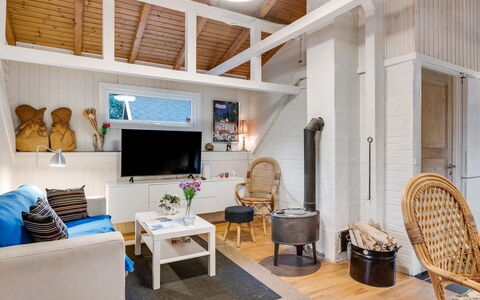 Unto - 6Km from the Sea: Möbel, Interior Design, Flooring, Fussboden, Holz, Holzboden, Decke, Couch, Zimmer, Wohnzimmer