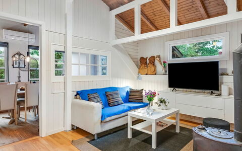 Unto - 6Km from the Sea: Interior Design, Flooring, Möbel, Fussboden, Holz, Couch, Decke, Holzboden, Wohnzimmer, Zimmer