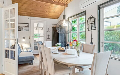 Unto - 6Km from the Sea: Möbel, Interior Design, Flooring, Tabelle, Light Fixture, Stuhl, Holz, Fussboden, Decke, Esszimmer